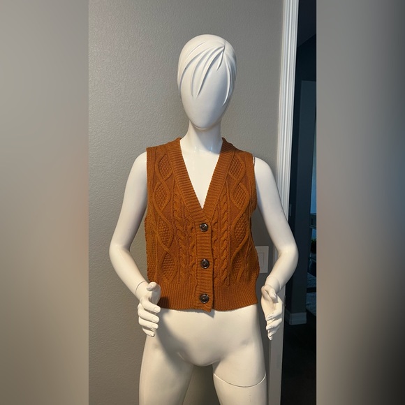 Wynter Jackets & Blazers - Wynter Cable Knit Button-Up Vest size M